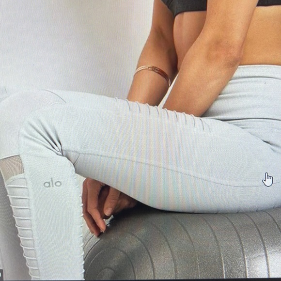 ⭐️ALO high-waist MOTTO legging in dove gray and glossy - Picture 3 of 13